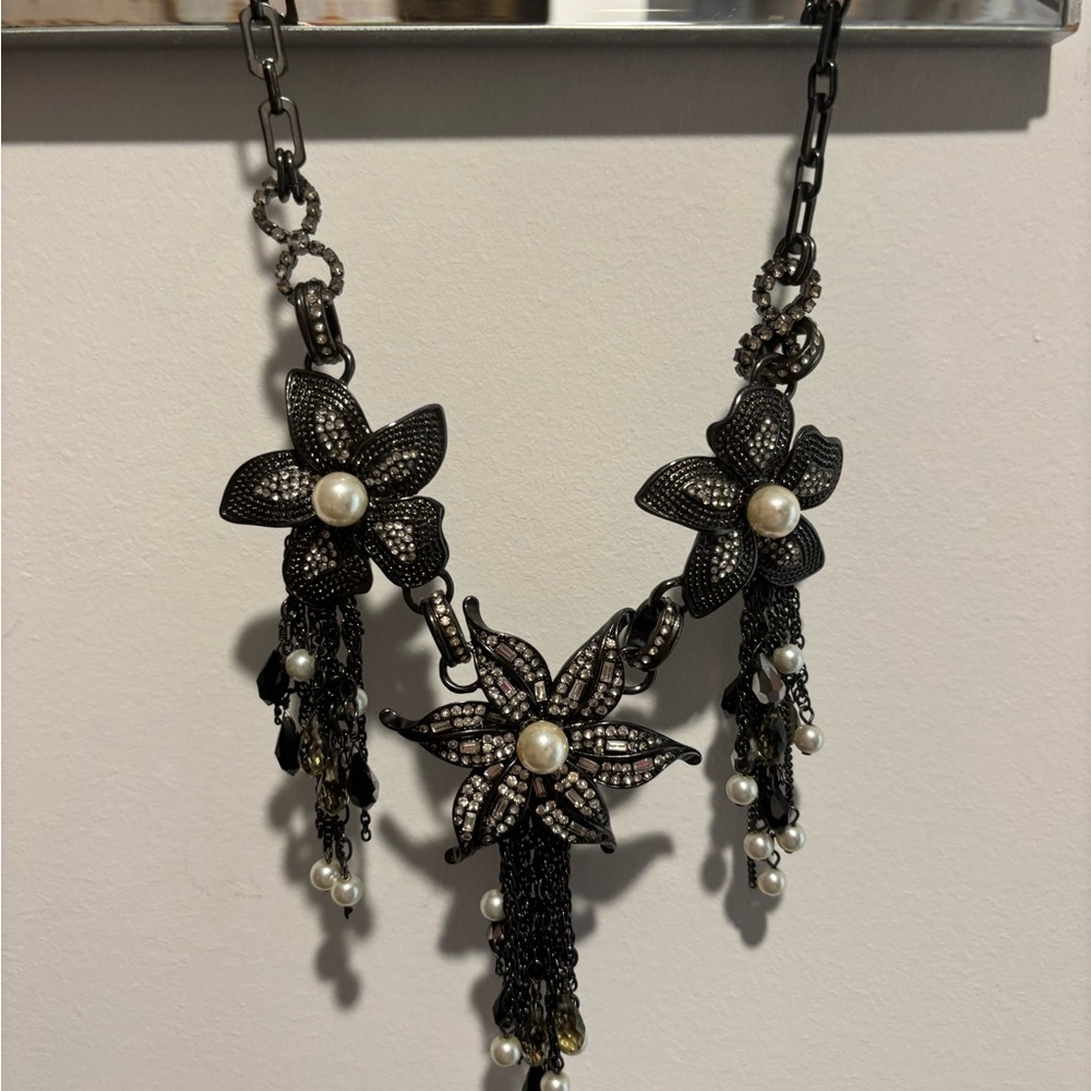 Elegant Black Floral Necklace with Pearls